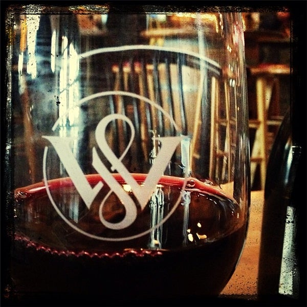 Foto tirada no(a) Wine Steals por Angela A. em 3/8/2014