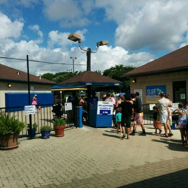 Das Foto wurde bei Splashtown San Antonio von Veronica M. am 6/13/2015 aufgenommen