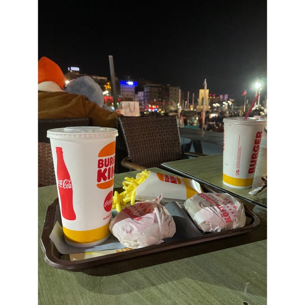 รูปภาพถ่ายที่ Burger King โดย Aydin A. เมื่อ 11/20/2021