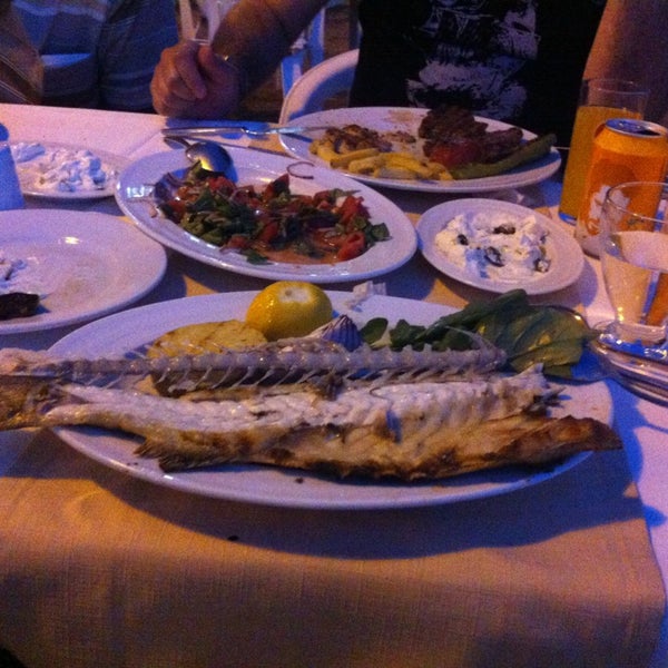 Foto tomada en Güverte Balık Restaurant  por Ceyhan M. el 7/27/2013