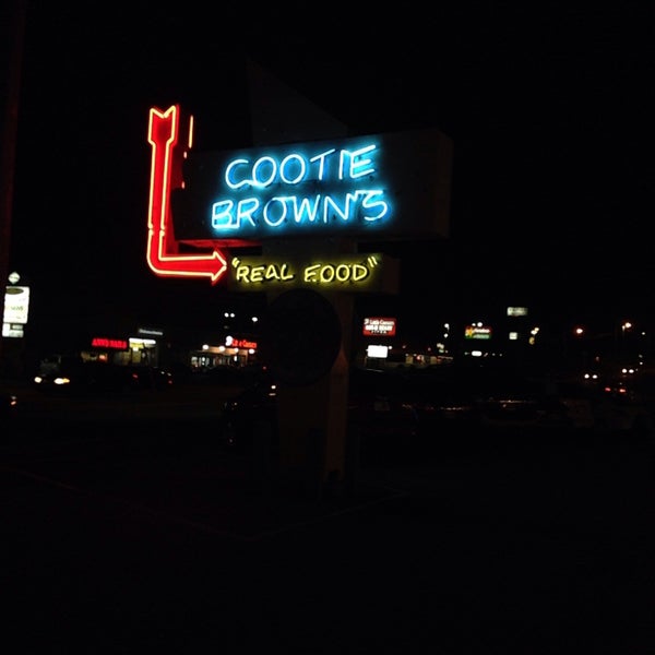 รูปภาพถ่ายที่ Cootie Brown&#39;s โดย Jenny L. เมื่อ 11/22/2015