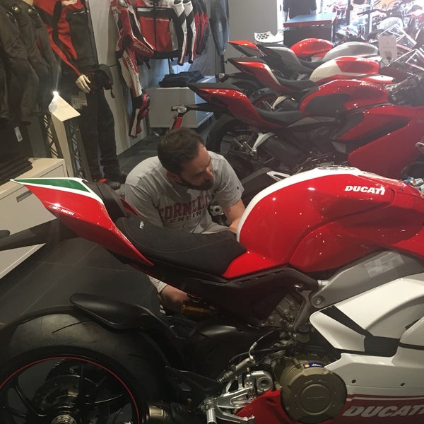 8/22/2018에 Peter F.님이 Ducati Triumph New York에서 찍은 사진