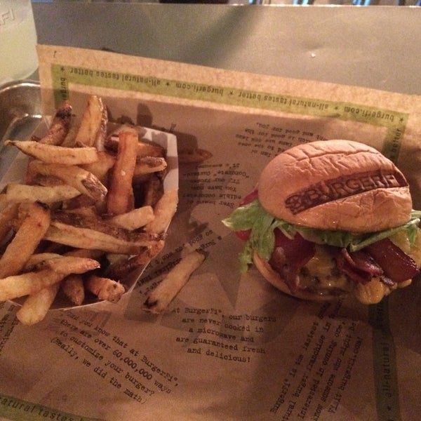 5/22/2015 tarihinde Omaira P.ziyaretçi tarafından BurgerFi'de çekilen fotoğraf