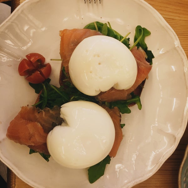 Start the day. Poached eggs with salmon, rocket and gluten-free bread. 😍