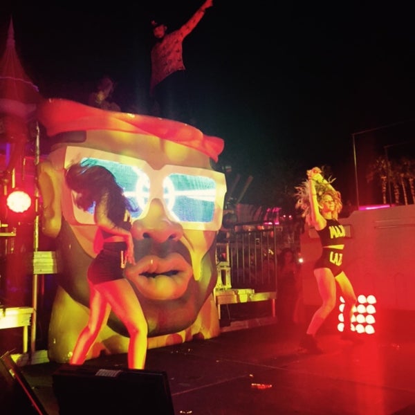 รูปภาพถ่ายที่ Surrender Nightclub โดย Melodi E. เมื่อ 9/6/2015
