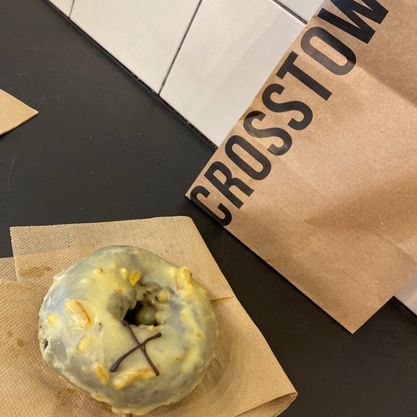 Foto diambil di Crosstown Doughnuts &amp; Coffee oleh Sarah 🇬🇧🇸🇦 pada 9/11/2020