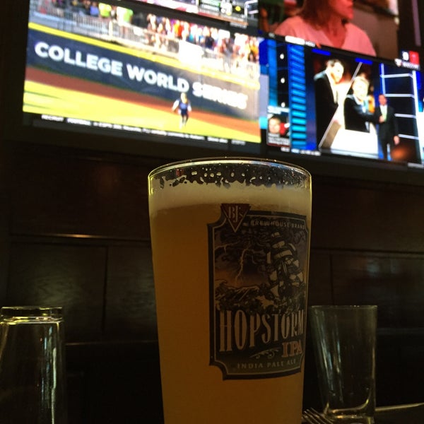 Photo taken at BJ&#39;s Restaurant &amp; Brewhouse by Jesus G. on 5/31/2015