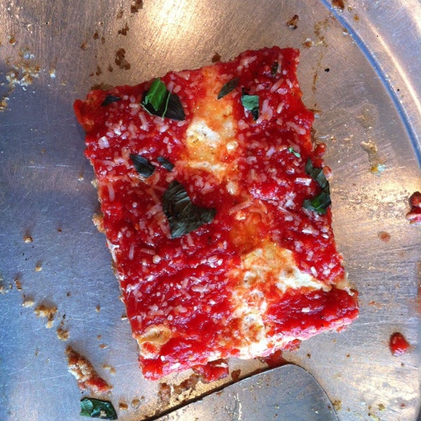 รูปภาพถ่ายที่ Krispy Pizza - Freehold โดย Christie S. เมื่อ 6/29/2013