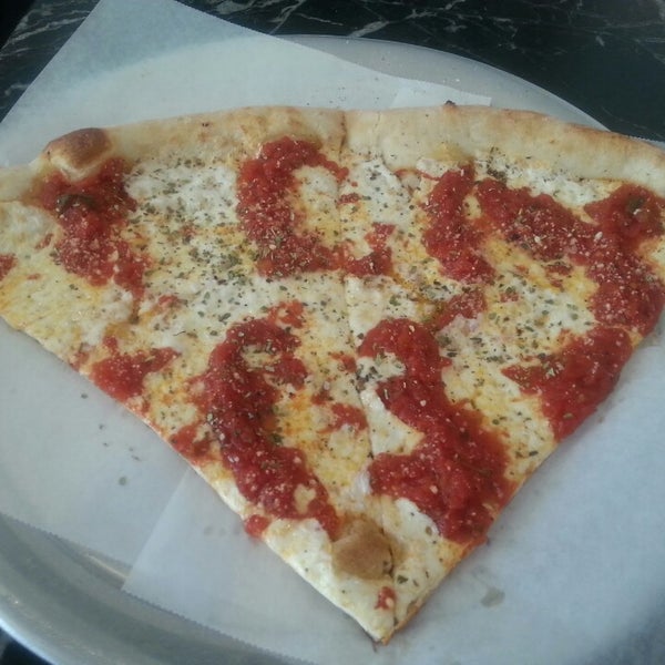 6/20/2014 tarihinde Kira S.ziyaretçi tarafından My Little Pizzeria'de çekilen fotoğraf