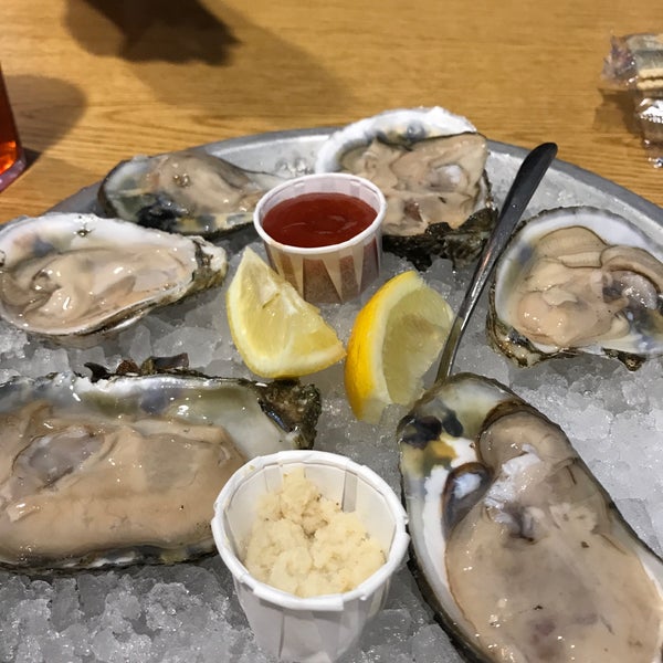 3/21/2018 tarihinde Andrea S.ziyaretçi tarafından Quality Seafood Market'de çekilen fotoğraf