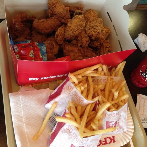 รูปภาพถ่ายที่ KFC โดย Yen L. เมื่อ 8/25/2013