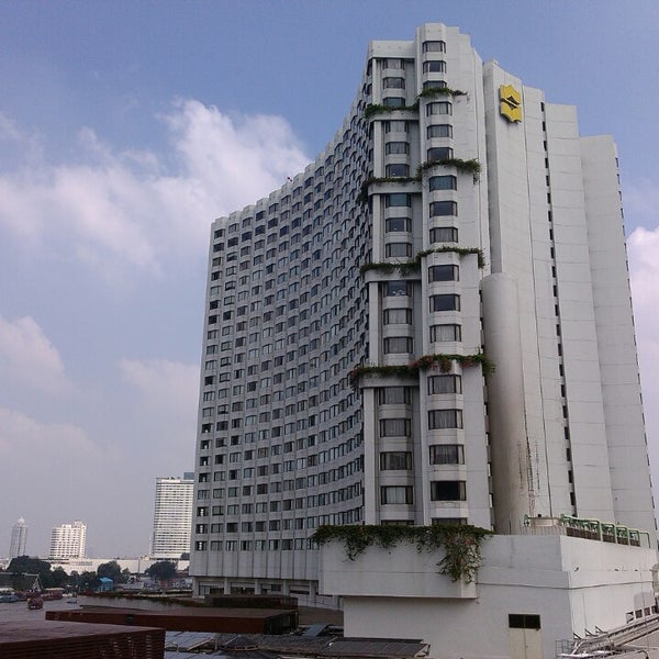 Photo taken at Shangri-La Hotel, Bangkok by Utai S. on 10/13/2013