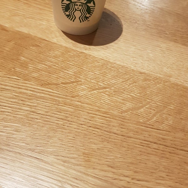 Photo prise au Starbucks par Laura C. le4/30/2019