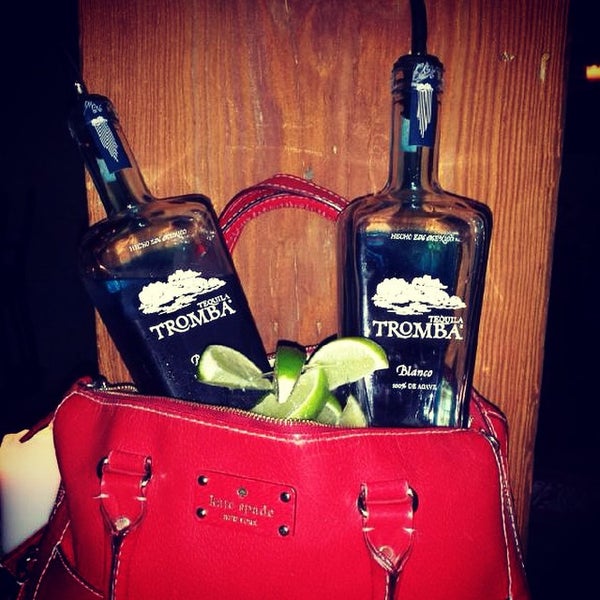 Foto tirada no(a) El Caballito Tequila Bar por Manny C. em 9/13/2014