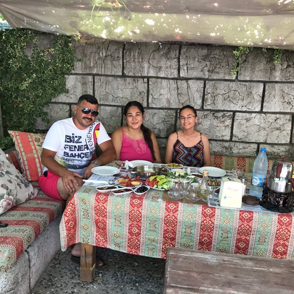 Foto scattata a Alkaya Cafe Tandır-Tuzda Balık&amp;Tavuk da Coşkun A. il 7/29/2017