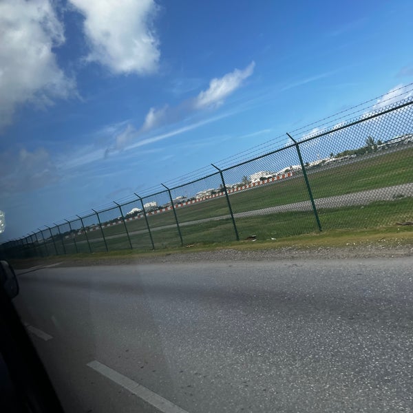 Foster's Food Fair Airport Center Town'da Süpermarket