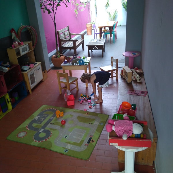 Um espaço especial para as crianças brincarem, tem aula de musicalização para as crianças