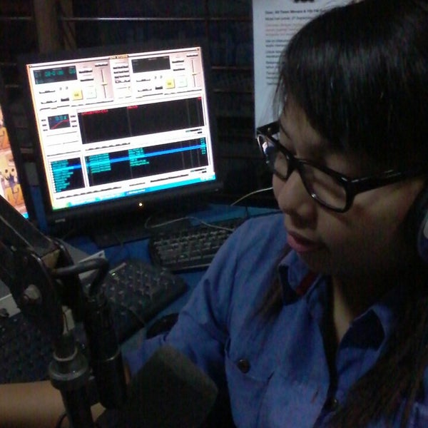 Photo prise au MENARA 102.8 FM Radio Bali par Ai Y. le10/12/2013