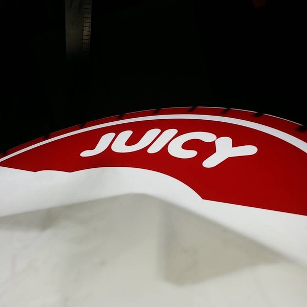 Foto tirada no(a) Juicy Platters por Jeff W. em 7/18/2015