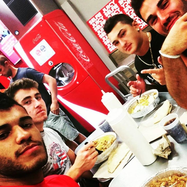 Foto tirada no(a) Juicy Platters por Jeff W. em 7/24/2015