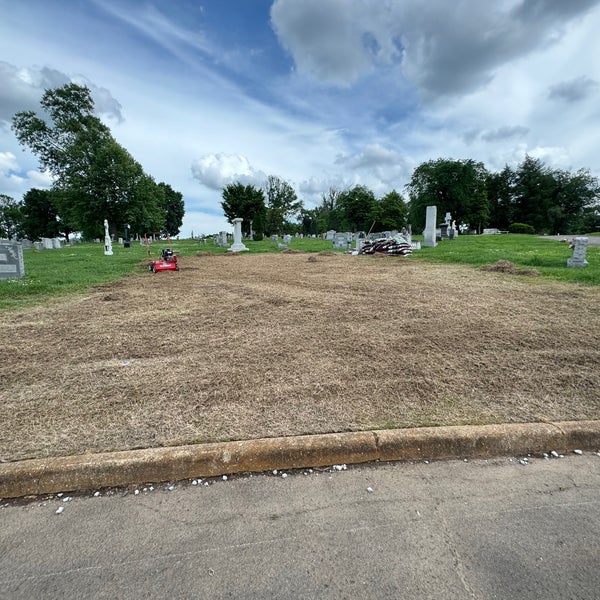 Foto diambil di Mount Olivet Funeral Home &amp; Cemetery oleh Tabitha H. pada 5/5/2024