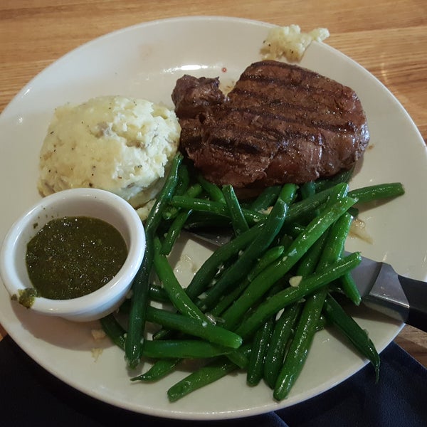 Here is the suggestion: Angus Sirloin Fillet with green beans and mashed potatoes + the best cheesecake that you could ever tasted.