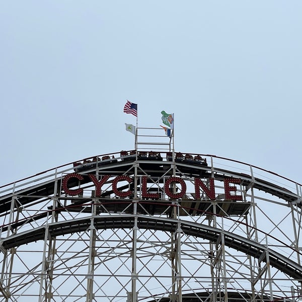 รูปภาพถ่ายที่ The Cyclone โดย Luis E. เมื่อ 4/9/2021