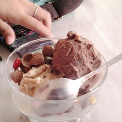 Foto diambil di I Scream For Ice Cream oleh Kiki A. pada 2/14/2014