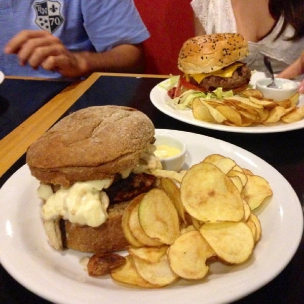 Das Foto wurde bei Burger&#39;s Club von Janina B. am 7/24/2013 aufgenommen