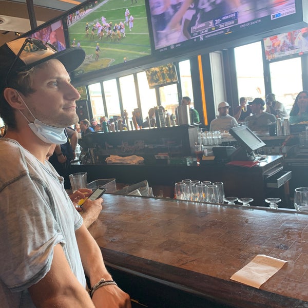 9/25/2021 tarihinde Ames T.ziyaretçi tarafından Tony C&#39;s Sports Bar &amp; Grill'de çekilen fotoğraf