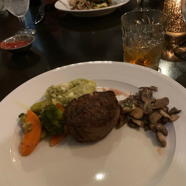 Foto scattata a Kinzie Chophouse da Ames T. il 8/3/2021