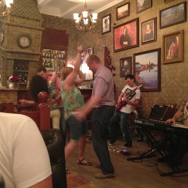 7/11/2013 tarihinde Viktoria D.ziyaretçi tarafından Churchill Pub / Черчилль Паб'de çekilen fotoğraf