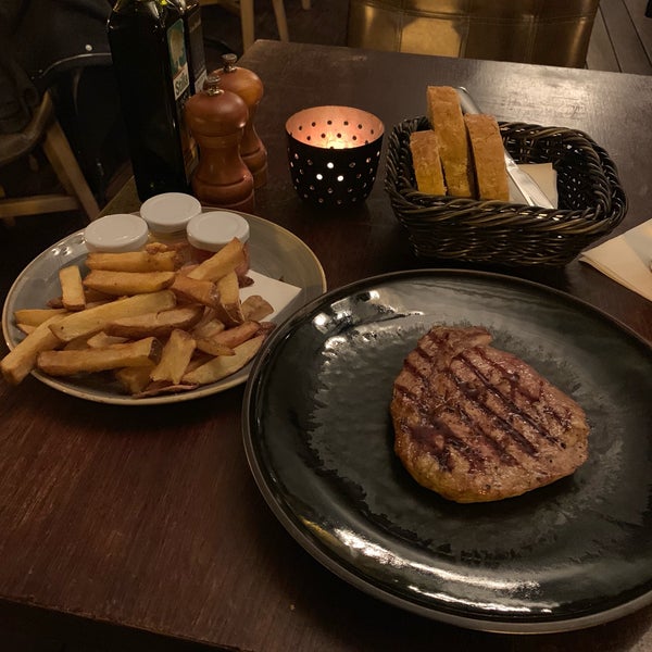 Truly excellent ribeye steak, home made fries and dips. Add to that great ambience, smooth music and top notch service. Highly recommended to go with friends and have a nice meal at a nice place.