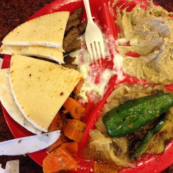 รูปภาพถ่ายที่ Poccadio Moroccan Grill &amp; Sandwiches โดย Lisa F. เมื่อ 7/1/2013