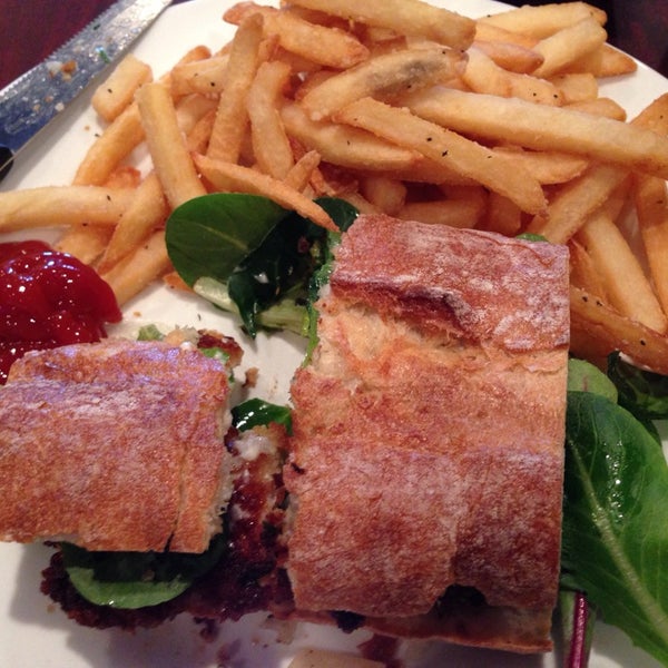 Foto scattata a Ember Urban Eatery da Lisa F. il 2/8/2014