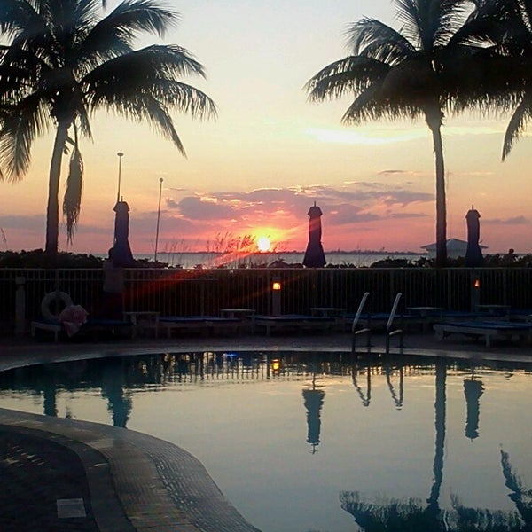 รูปภาพถ่ายที่ Pink Shell Beach Resort and Marina โดย Becca M. เมื่อ 10/30/2013
