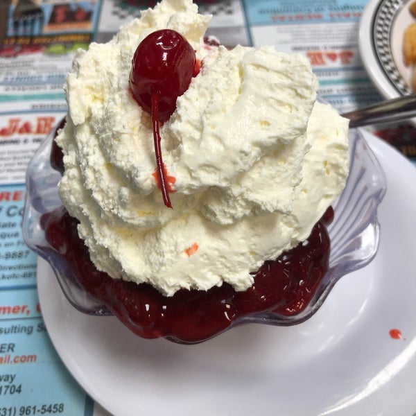 Foto diambil di Krisch&#39;s Restaurant &amp; Ice Cream Parlour oleh Wayne S. pada 2/20/2019
