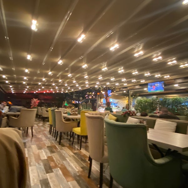 Foto diambil di Zeyrek Cafe &amp; Restaurant oleh Sinan E. pada 2/5/2022