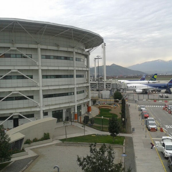 รูปภาพถ่ายที่ Aeropuerto Internacional Comodoro Arturo Merino Benítez (SCL) โดย Carlos C. เมื่อ 6/27/2013