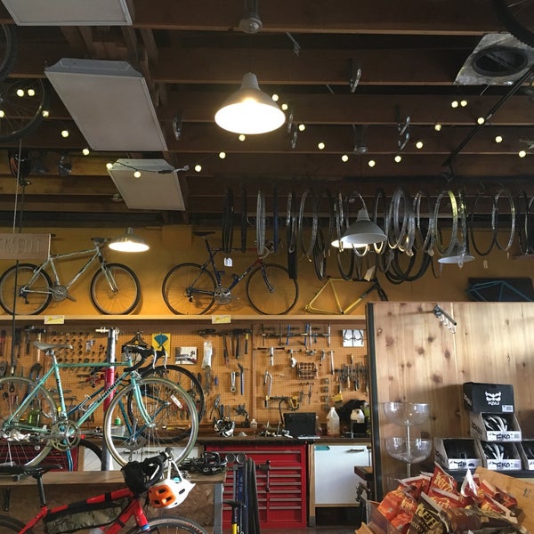 7/29/2018 tarihinde aaronpkziyaretçi tarafından Velo Cult Bicycle Shop &amp; Bar'de çekilen fotoğraf