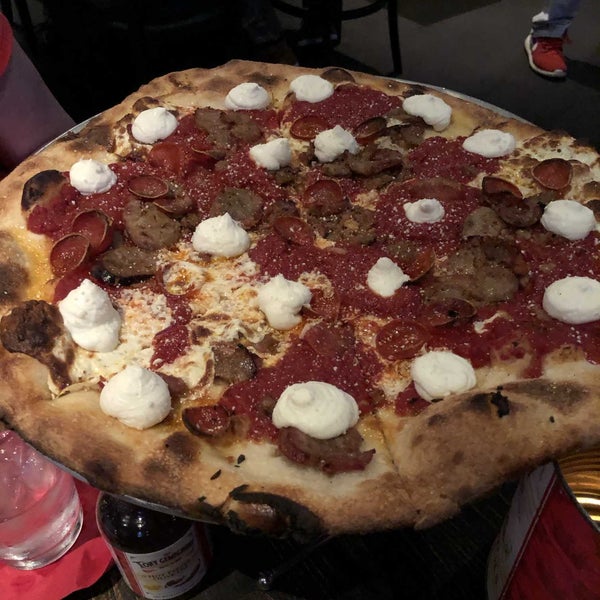 10/16/2021 tarihinde Jason N.ziyaretçi tarafından Pizza Rock'de çekilen fotoğraf