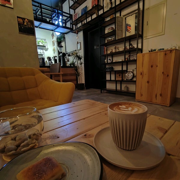 Foto diambil di Tones Coffee oleh Fahad pada 10/25/2021
