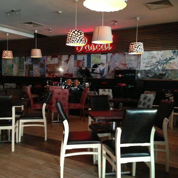 2/6/2013 tarihinde 👑 TC Recep Ö.ziyaretçi tarafından Pascal Cafe &amp; Bistro'de çekilen fotoğraf