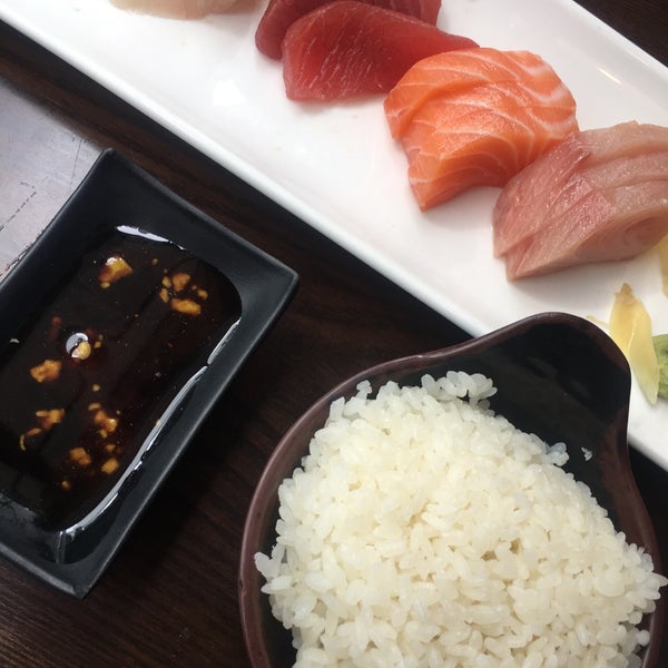 รูปภาพถ่ายที่ Sushi Damo โดย Ashley G. เมื่อ 9/20/2017