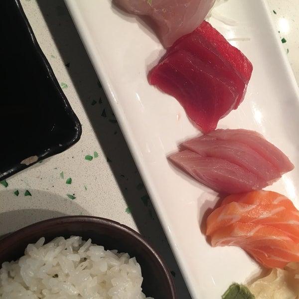 Снимок сделан в Sushi Damo пользователем Ashley G. 12/14/2016