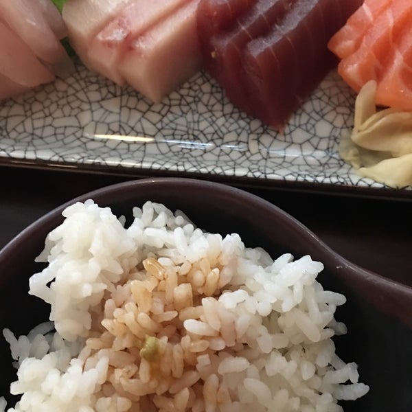 Снимок сделан в Sushi Damo пользователем Ashley G. 12/21/2016