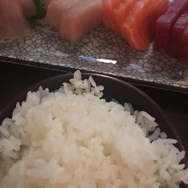 รูปภาพถ่ายที่ Sushi Damo โดย Ashley G. เมื่อ 11/9/2016
