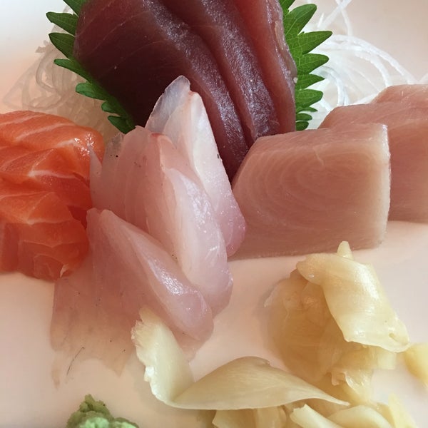 Foto tirada no(a) Sushi Damo por Ashley G. em 9/7/2016