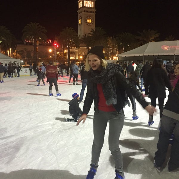 Foto diambil di The Holiday Ice Rink at Embarcadero Center oleh Sara F. pada 12/19/2016