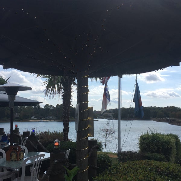 Foto tirada no(a) Eddie&#39;s on Lake Norman por Sara F. em 10/27/2016